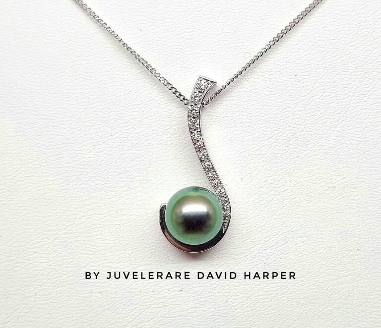 The Serpentine pendant with a Tahiti Pearl and a row of diamonds. Handmade in 18ct white gold by Juvelerare David Harper Stockholm.