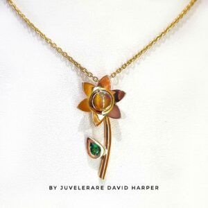 Sunflower pendant with a fire opal and a tzavorite handmade in 18ct yellow gold by Juvelerare David Harper.